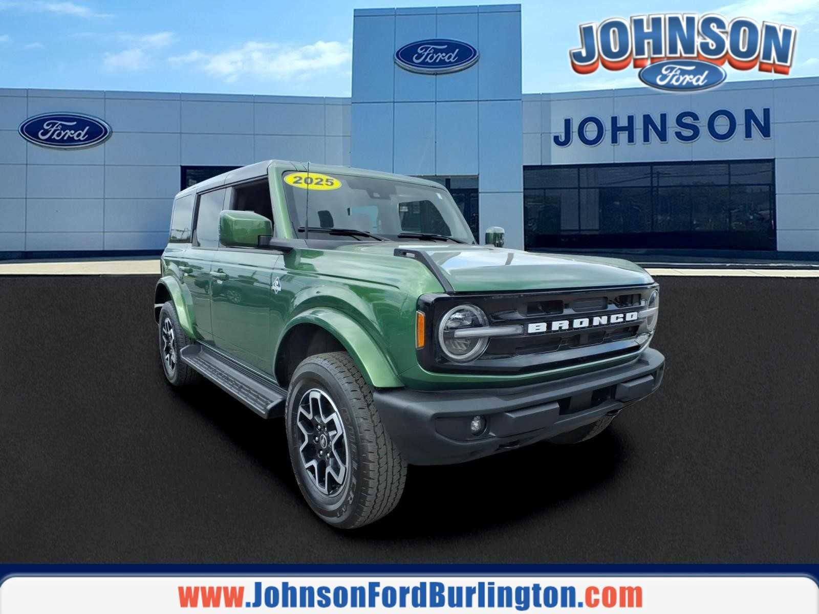 2025 Ford Bronco Outer Banks in Eruption Green Metallic — front three-quarter view